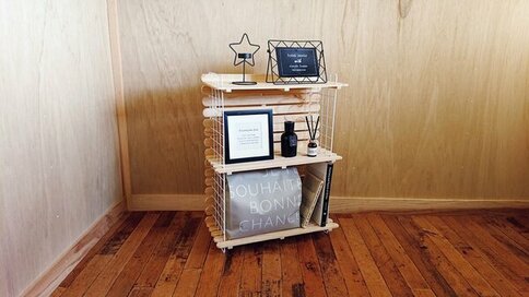 100円グッズだけを使ってつくる簡単シェルフ。工具不要でアレンジも◎！