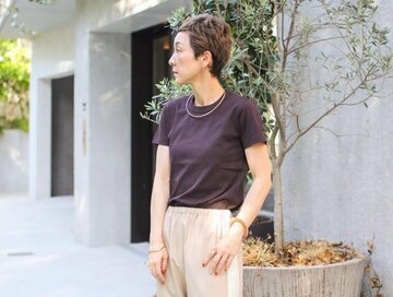9月の「ユニクロTシャツ」コーデ。40代、暑い日でも“秋らしさ”を取り入れるコツ
