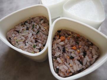 ダイソーのおにぎりグッズが超便利！手で握らない、直接持たずで衛生的