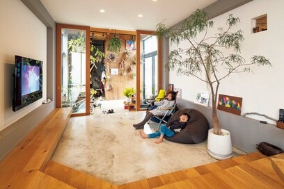 4人家族で「一緒にいることを楽しむ平屋」実例。アウトドア気分を満喫できる中庭デッキも