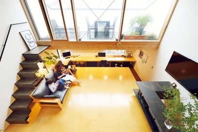 【注文住宅事例】「空に近い暮らし」をLDKの高床リビングと空中バルコニーで実現