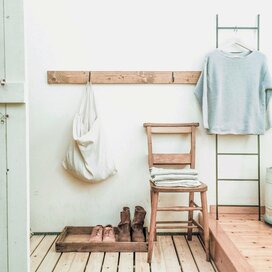 袋で壁面収納すれば部屋を広く使える！そのまま持ち運べるメリットも