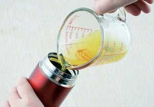 水筒に入れて持ち運び、飲む直前に熱湯で割る