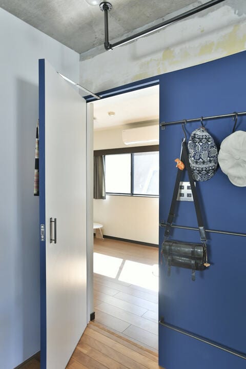 壁と一体化した寝室への扉