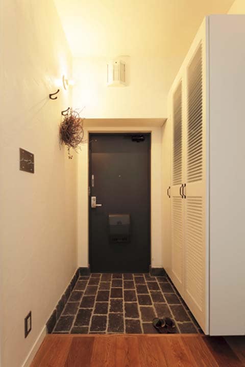 ドアとたたきのタイルの色を合わせた玄関