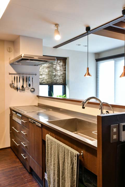 木の質感を生かしたキッチン