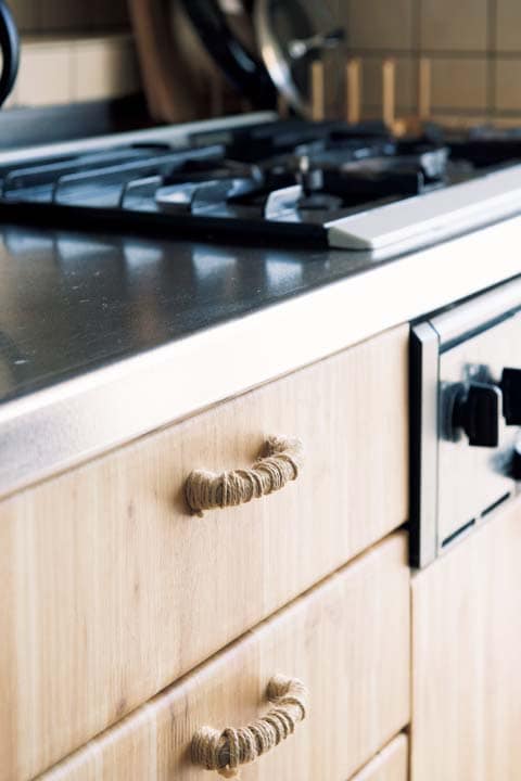 100円ショップの麻ひもでリメイクしたキッチンの引き出しの取っ手