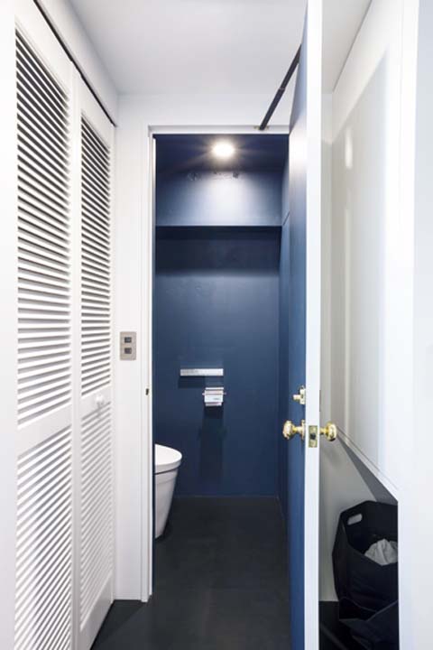 濃紺の塗装で仕上げたトイレ内部