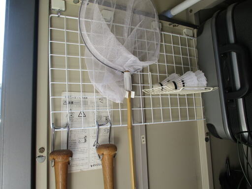 バッドや虫取り網などの外遊びグッズは100均のワイヤーネットに掛ける収納