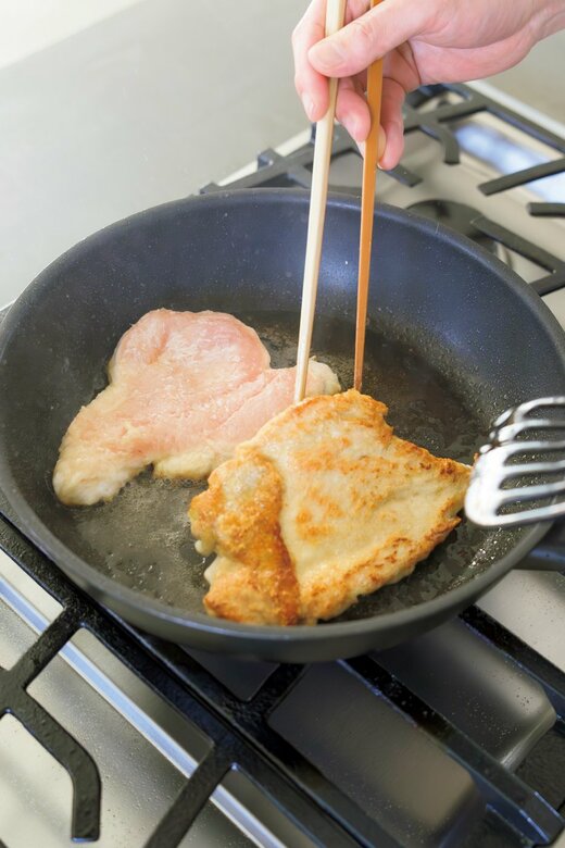 フライパンで鶏胸肉を焼く様子