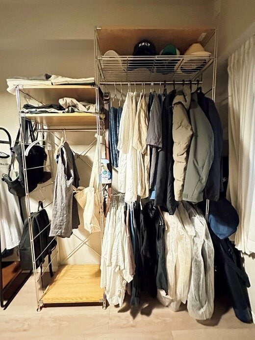 夫婦でスペースを決めて収納しているシェルフ