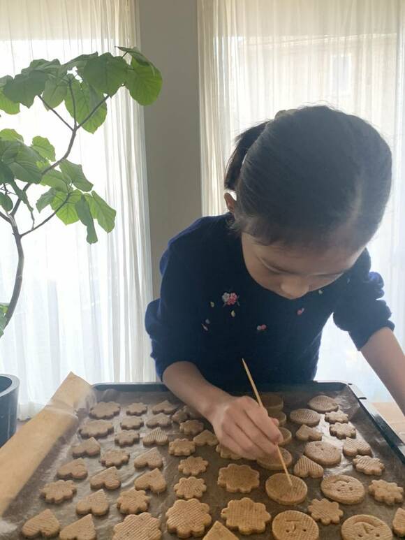クッキーに絵を描く子ども