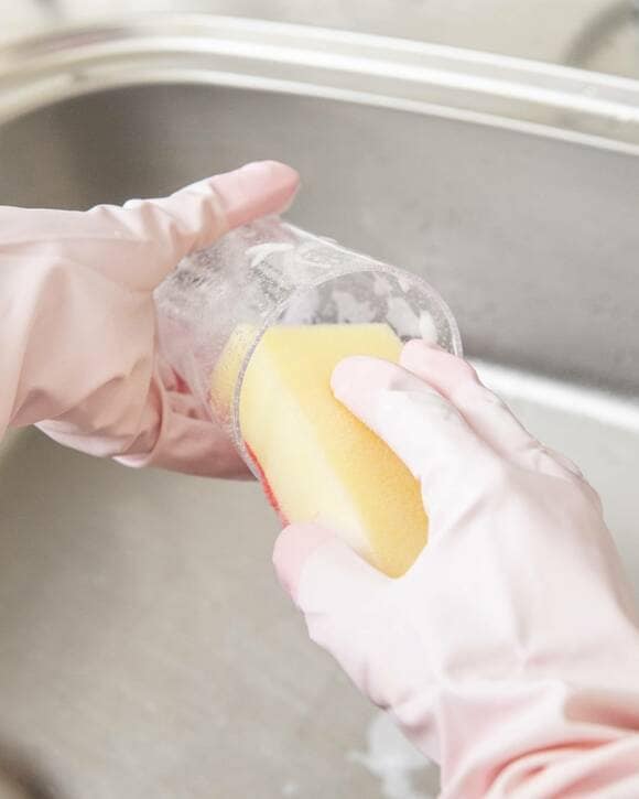 グラスをスポンジで洗う様子