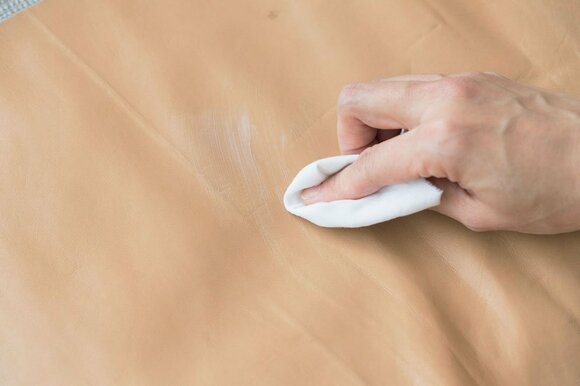 ハンドクリームを布に取ってすり込む