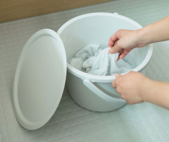 フタつきバケツでつけおき洗い