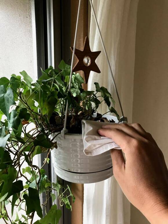 お花の入れ物をふく様子