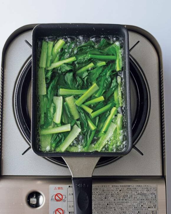 卵焼き器にコマツナ