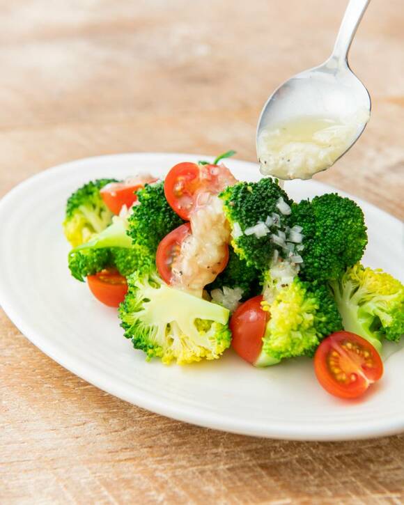 ドレッシングをかける様子