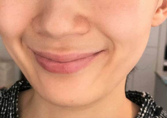 リップを塗った女性