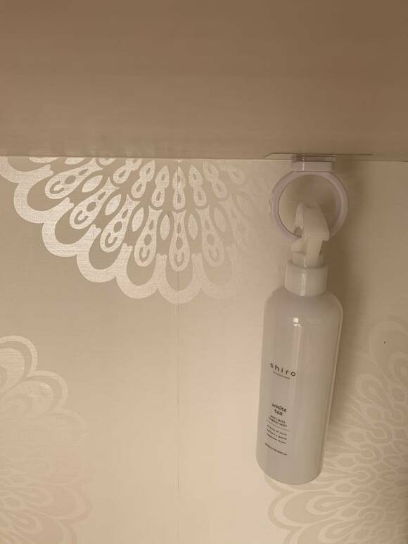 ホルダーにルームスプレーを収納