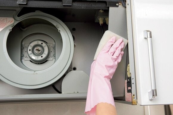 内部や周りの汚れをスポンジでこする