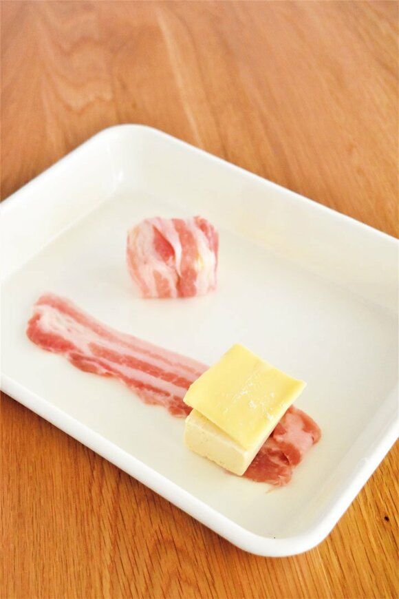チーズを豚バラ肉でまく