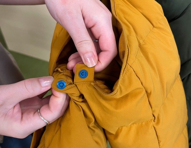 左右でボタンの色が違うので間違う心配なし