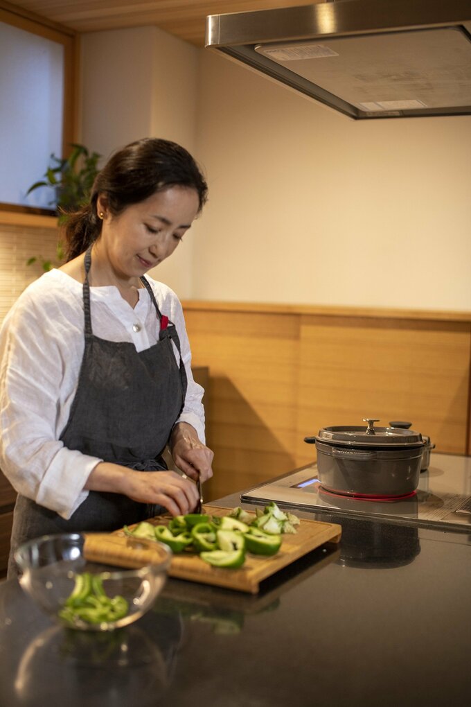 キッチンに立つ大原さん