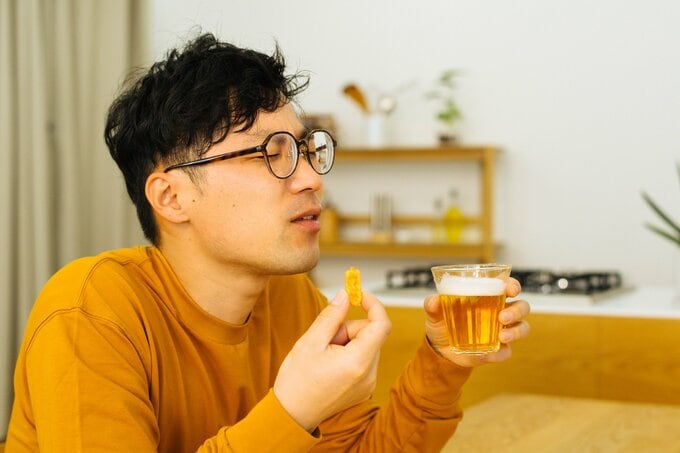 つまみを食べる夫