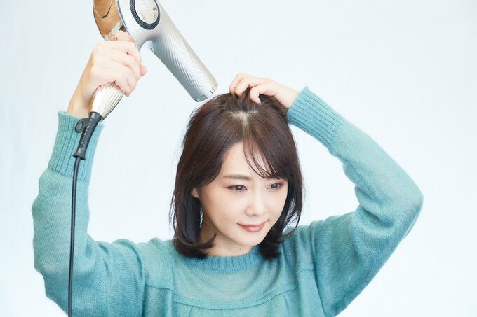 ドライヤーと女性