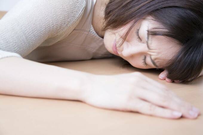 地面に倒れる女性