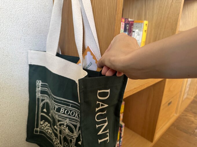 図書館用バッグにカードを入れる様子