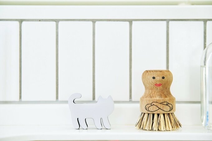 猫型のスポンジと人形のようなタワシ