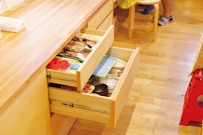 キッチン背面の引き出し収納