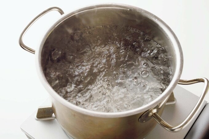 沸騰した湯に1パーセントの塩を入れる