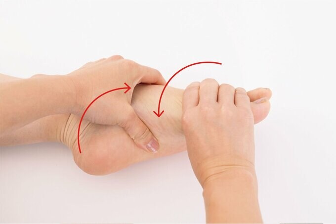 足をぞうきんしぼり