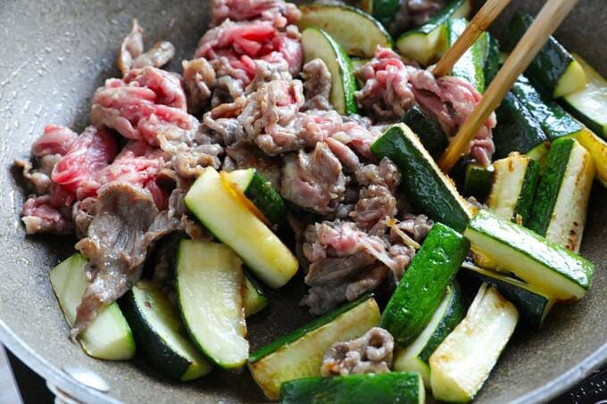 フライパンにズッキーニとお肉