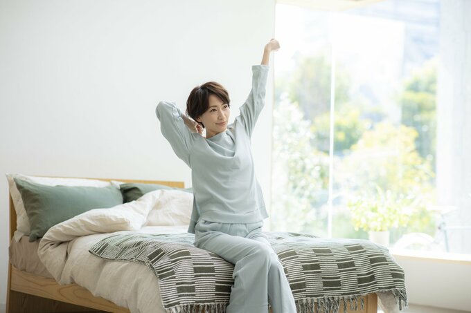 朝起きる女性