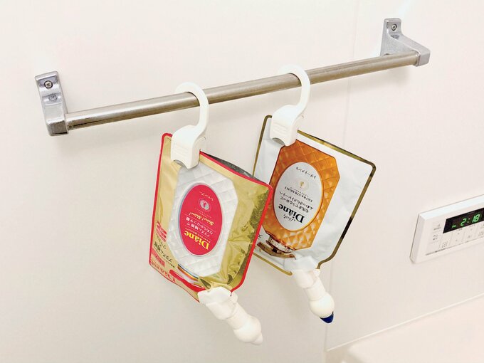 吊り下げたシャンプーとリンス