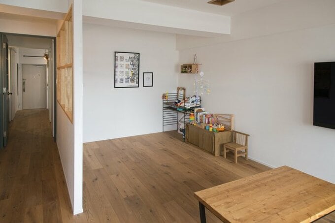 オモチャの収納棚を置いたプレイスペース