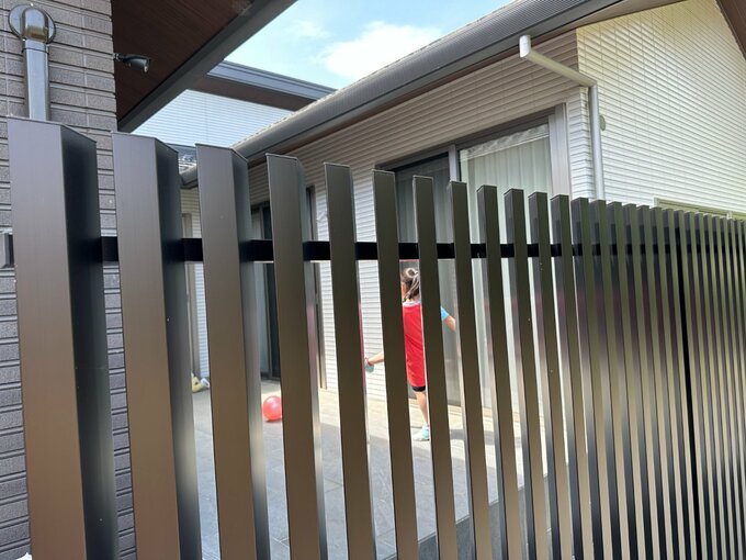 斜めからは中の様子がわかる柵