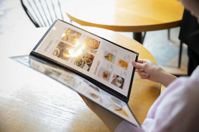 メニューを見る女性