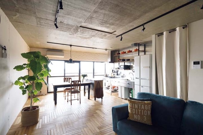 床がヘリンボーン貼りの個性的なLDK