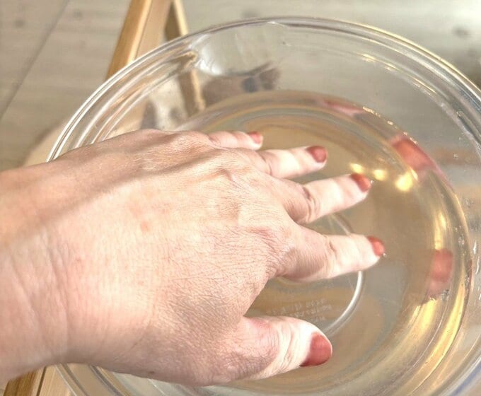 ネイルをお湯につけている様子