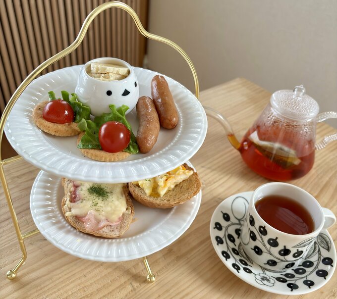 ごはんをお皿にのせた様子