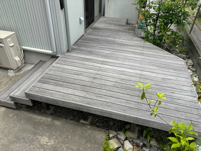 色あせしたウッドデッキ