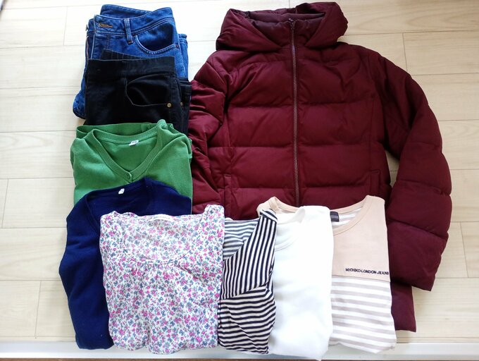 冬服9枚を並べたところ。左上からボトムス2本、カーデ2枚、インナー4枚、上着1枚