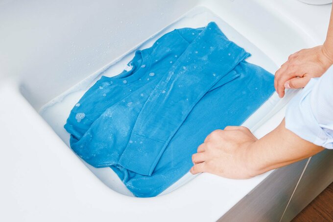 洗面台のシンクにたたんだニットを入れる