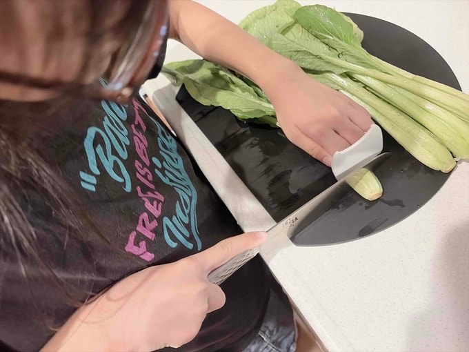 野菜を切っている様子