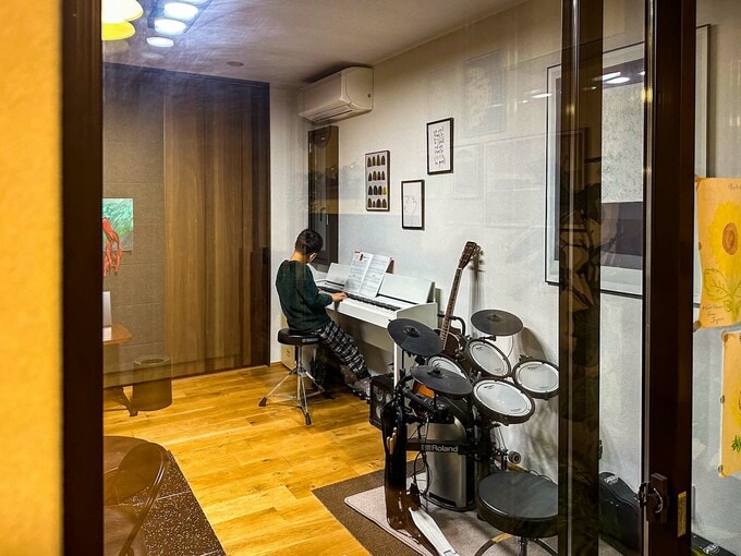 ピアノを練習する子ども